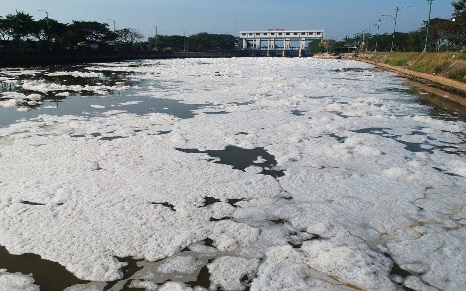 Lançamento criminoso causou espuma no Rio Guandu, diz Inea